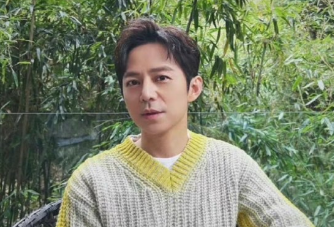 何炅|何炅不再背锅，撰写小作文回应批评，扯下了娱乐圈的遮羞布