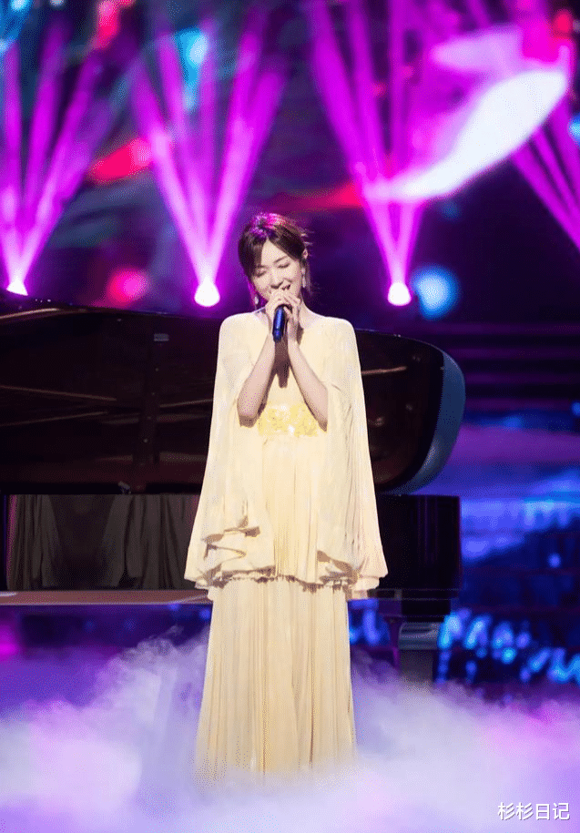 刘海|万茜越看越美,八字刘海+鹅黄色披风长袖礼服裙,优雅甜美有气场