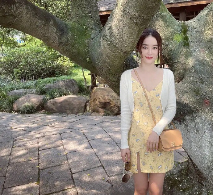 潮流前沿|袁姗姗解锁早秋穿搭，奶奶开衫配碎花裙，清纯带点小性感，真撩人