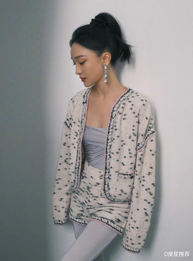 0度星推荐|周迅高马尾造型少女感溢出，针织套装休闲大气，哪像47岁的人