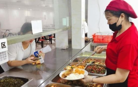 雪落无尘谈|又一大学食堂上热搜，布局阴森接“地气”，学生吃饭“凉飕飕”