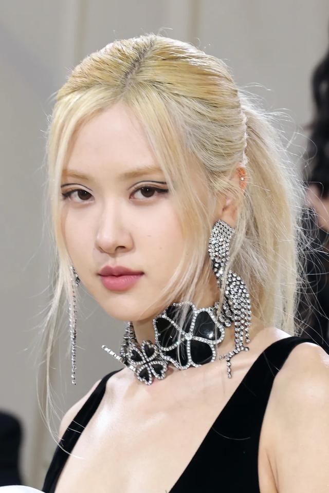 医美 女明星人手一个！眼线贴火出圈了？这期美妆贴纸种草请收好