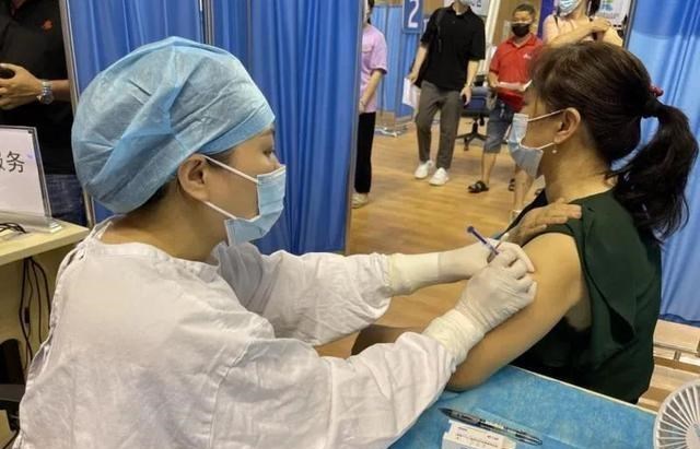 童书小窝|为什么会有人愿意相信“不打疫苗的人会被限制出行”这样的谣言