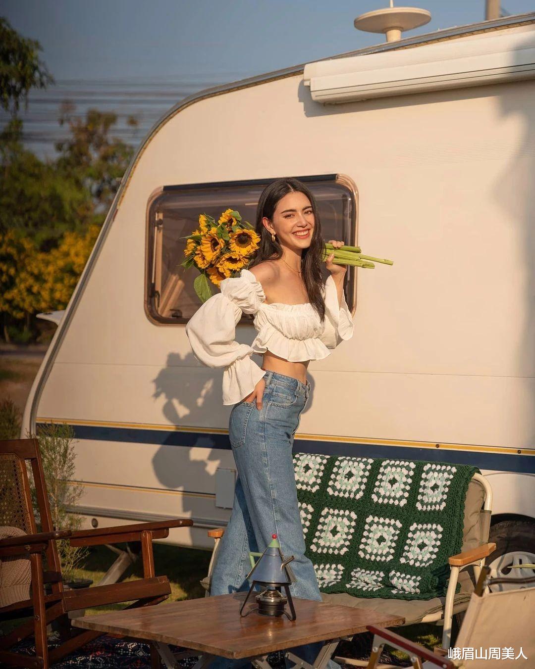 峨眉山周美人|杨紫带火了一种穿法叫：“衬衫+牛仔裙”，时尚减龄还特显瘦