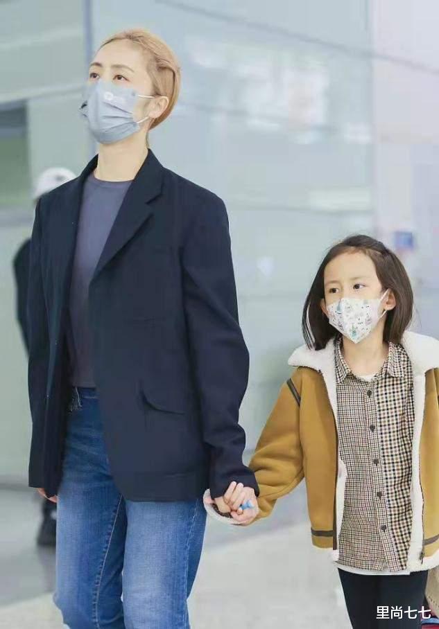 里尚七七 黄磊一家走机场，他剪寸头像隔壁保安，孙莉染金发直接成小老太