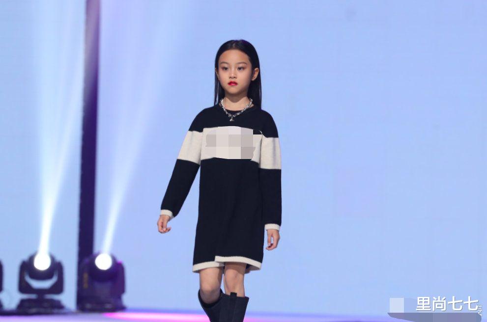 贾云馨|甜馨要出道？T台首秀化浓妆红唇太成熟，鞋子太大走路变“顺拐”