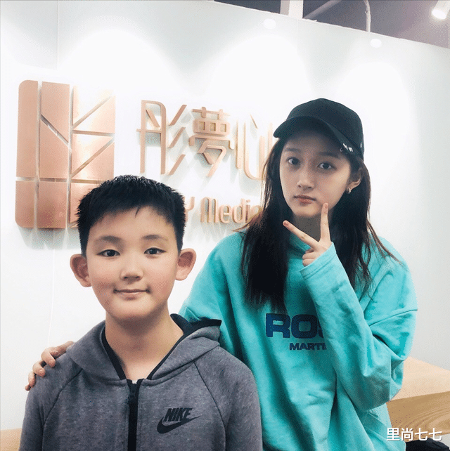 寇振海|寇振海一家三口罕同框，13岁胖墩儿子超1米8，颜值被发福妈妈拉垮