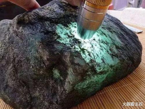 雕刻|1200万的毛料切垮后,雕刻3年后价值1亿,如今已达到3.8亿元