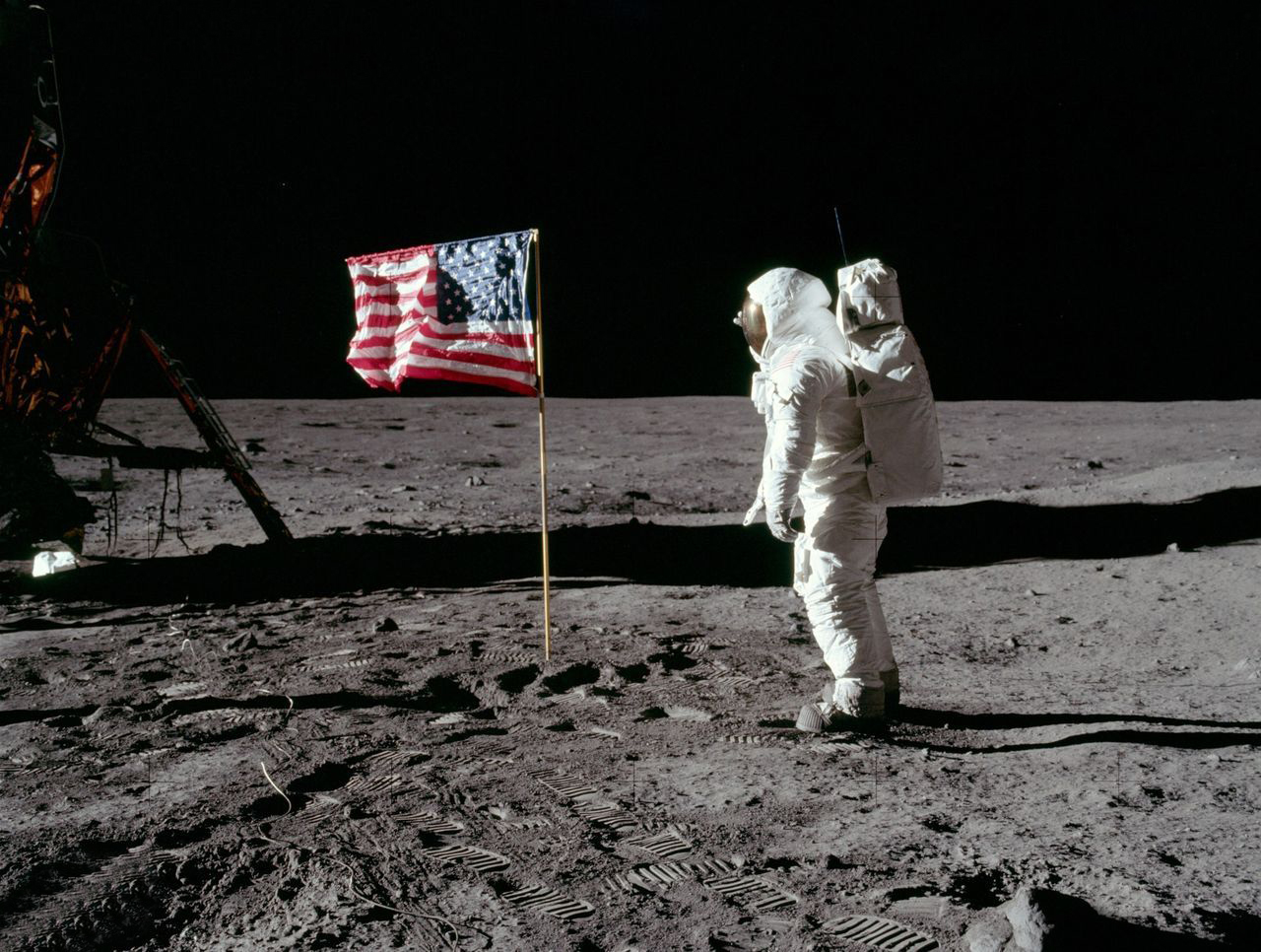 月球 半个世纪过去了，美国当年插在月球的星条旗怎样了？或已变白旗？