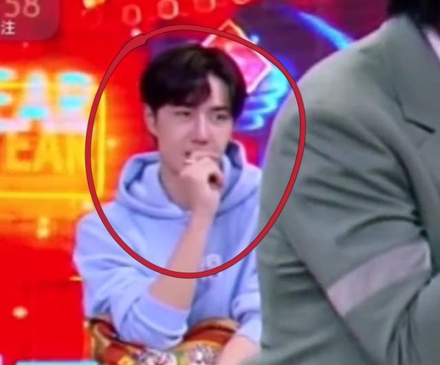 王一博|王一博成“吃瓜群众”，录节目一脸憨笑，坐后面偷咬指甲