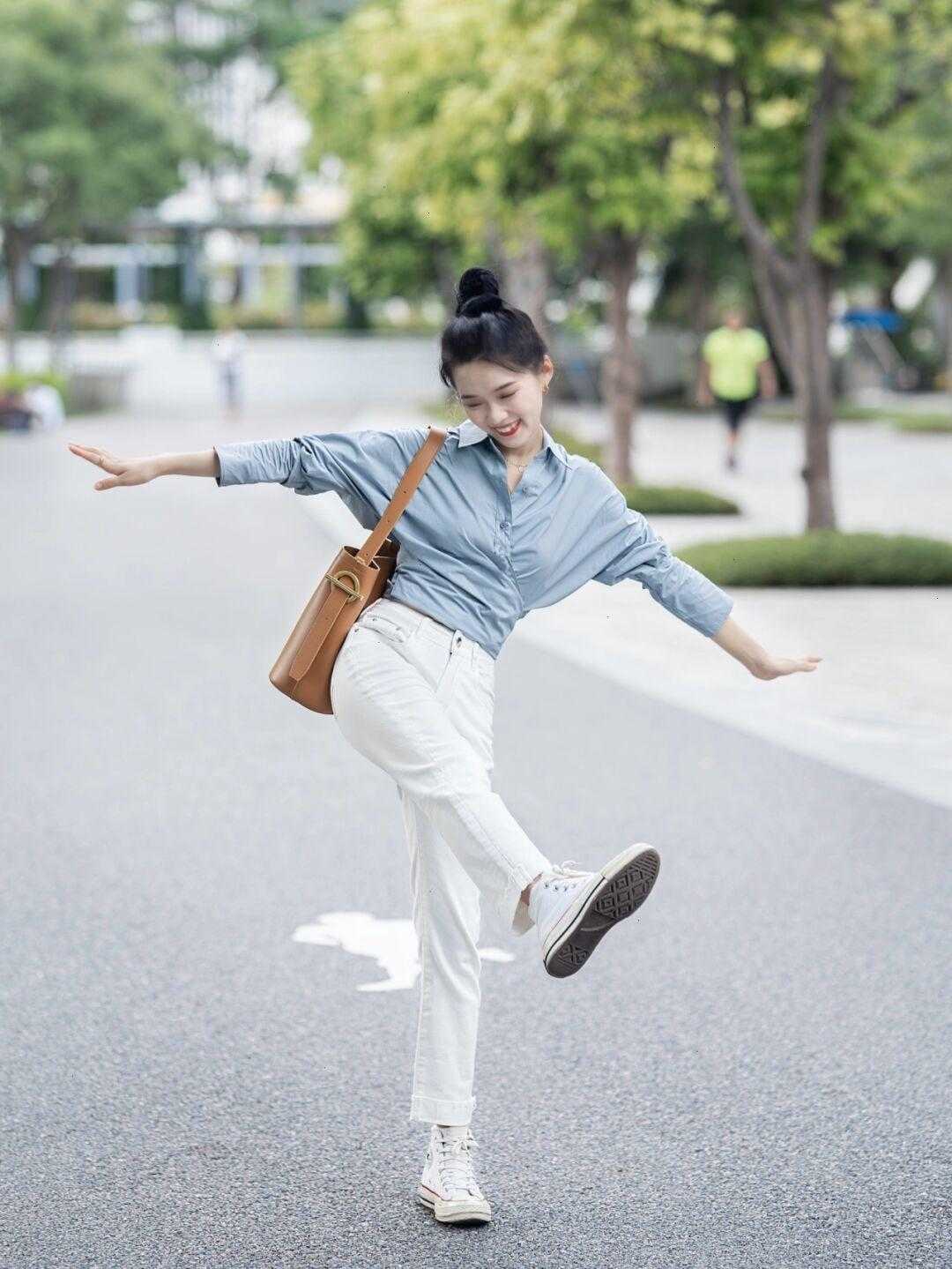 何有强|小个子女生入秋就这么穿,蓝色衬衫搭高腰裤又飒又美,显高又显瘦