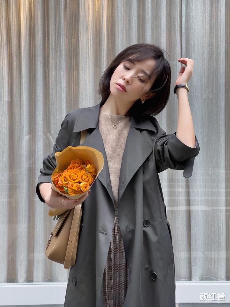 颜红橙 秋冬季节，“风衣”怎么穿才高级？搭配针织衫保暖舒适又有气场