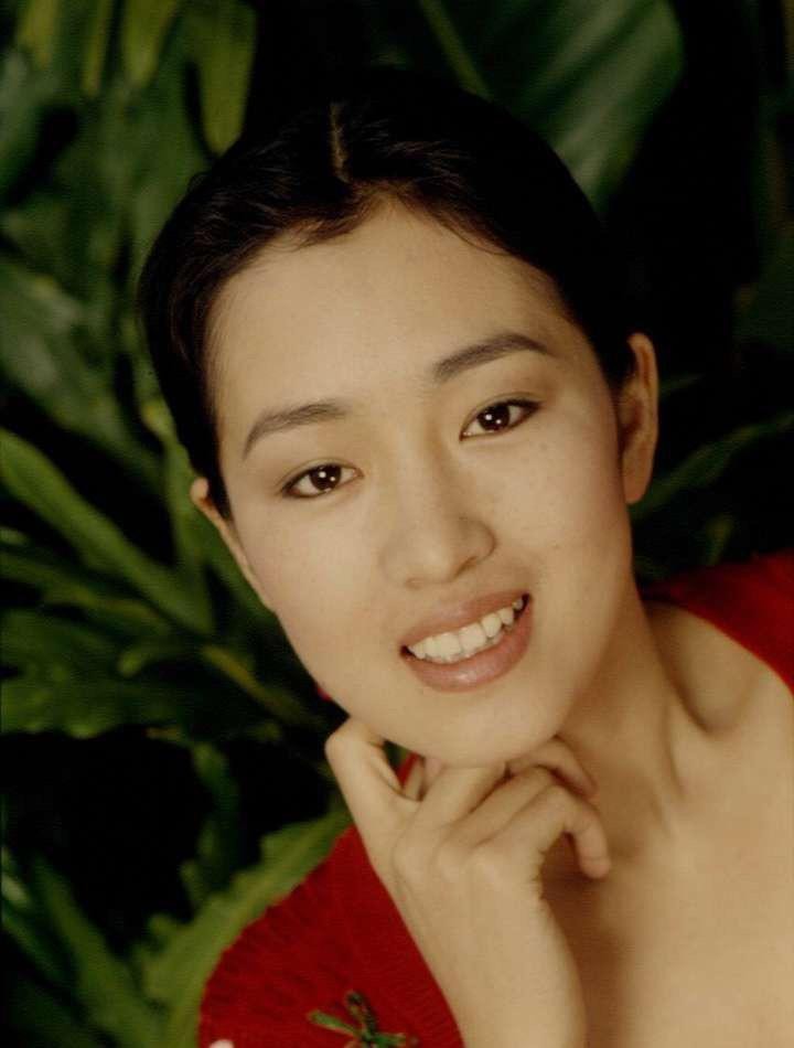 BiuVogue 巩俐年轻的时候真大气，服装也是中国风的，气质还挺温柔的