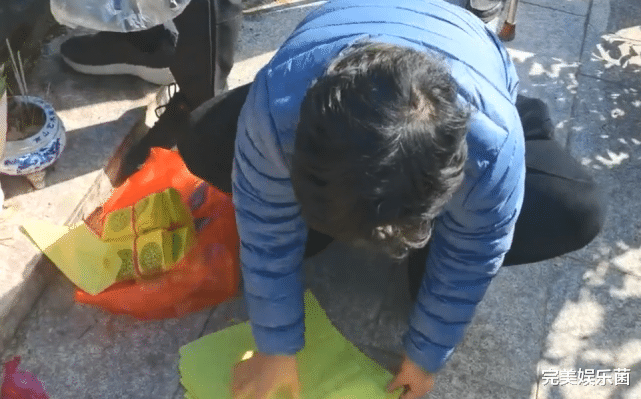 原田知世|杜妈给姚策扫墓，带3样零食太寒酸，扬言想去陪他，网友：快点去