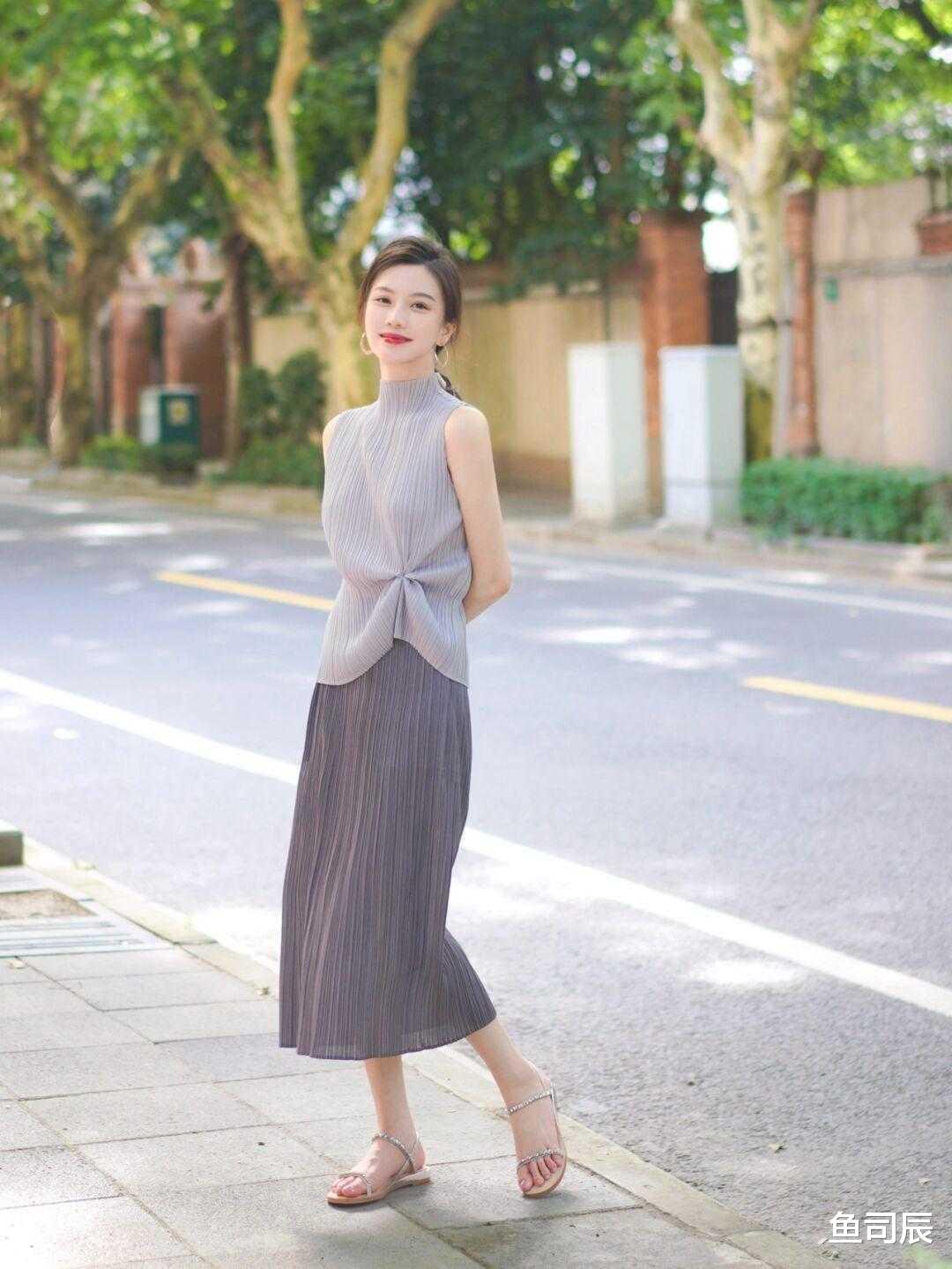 鱼司辰|为什么今年的针织衫，大家宁愿配裙子，也不跟风搭裤子？答案在这