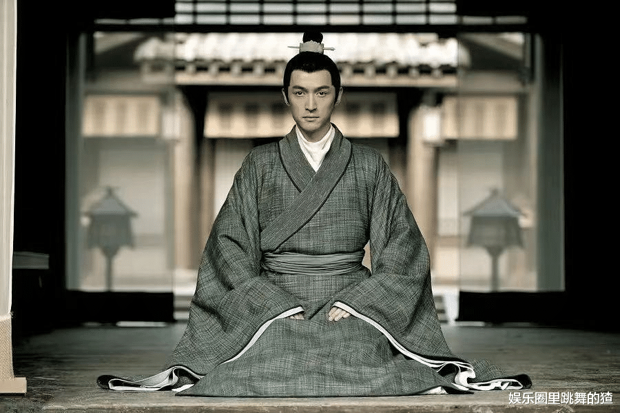 肖战|肖战代替胡歌演话剧，看到剧照后，网友：这就是偶像和演员的差距