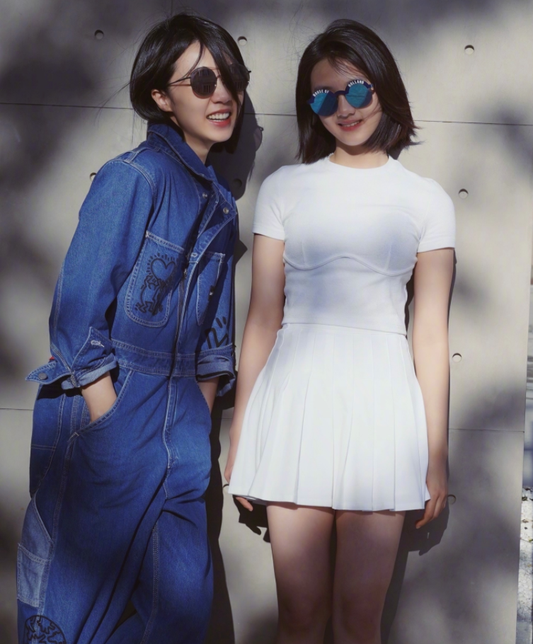 混搭时尚Anna|黄磊妻女三人时髦走机场，15岁多多打扮成熟，身高赶超172cm孙莉