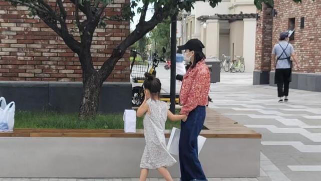 方脸妹说时尚|霍思燕夫妇逛街被偷拍，杜江穿卫衣当甩手掌柜，神秘小女孩太抢镜