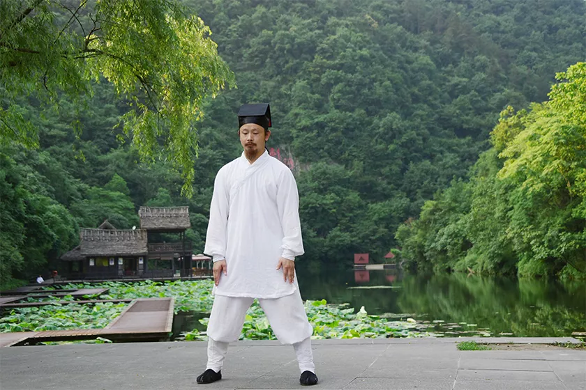 经络|“站桩功”的妙处你体会过吗?站立不动姿如树,遍体气血任流行!