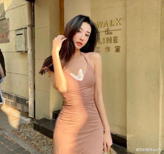 体态训练师curry|国产辣妹凭一张“背影照”撩爆直男,这样的女朋友别说你不想要?