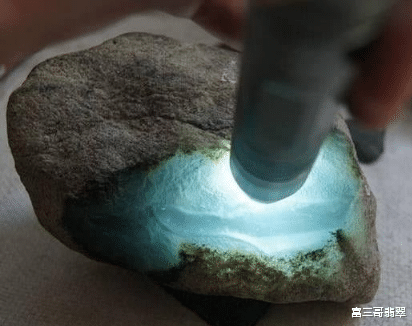 翡翠|打光看翡翠原石，一定要掌握的三个关键技巧！行家讲述！