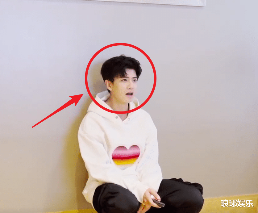 任嘉伦|任嘉伦跳女团舞视频曝光，身材暴瘦惹人心疼，我却关注他的真实身高