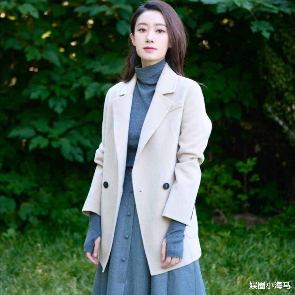 贾玲|贾玲近况曝光:身材变瘦不臃肿,与张小斐同游环球影城,笑容满面