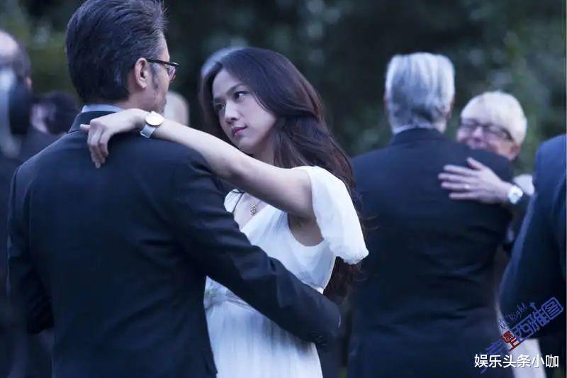 北美|撩衣大秀事业线，昊然弟弟都扛不住！