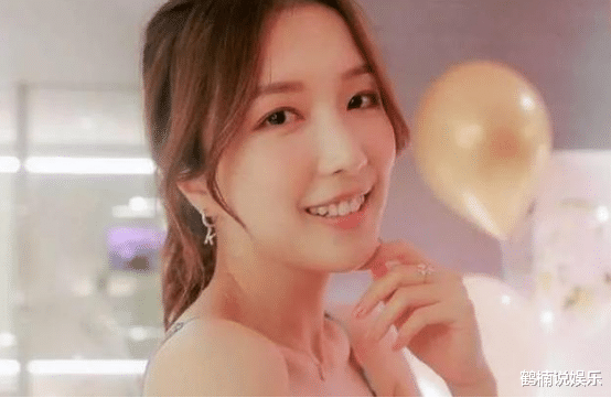 李泽楷|宣布和30岁郭嘉文分手，李泽楷携手25岁新欢，开派对秀恩爱