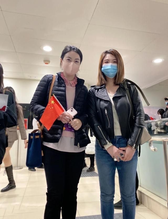 郭晶晶|郭晶晶难得穿粉色，配黑色羽绒服真显肤白，笑出月牙眼好温柔