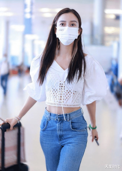 Angelababy|Baby真的好瘦，身穿镂空小衫秀“蚂蚁腰”，挑染发型个性又减龄