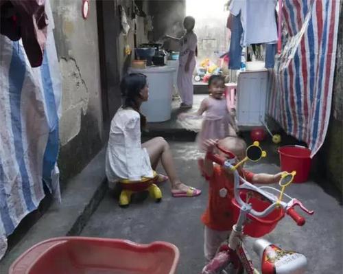 舜网 “无臂妈妈”坚持用双脚养育女儿，吃饭的画面让人泪目：母爱太伟大