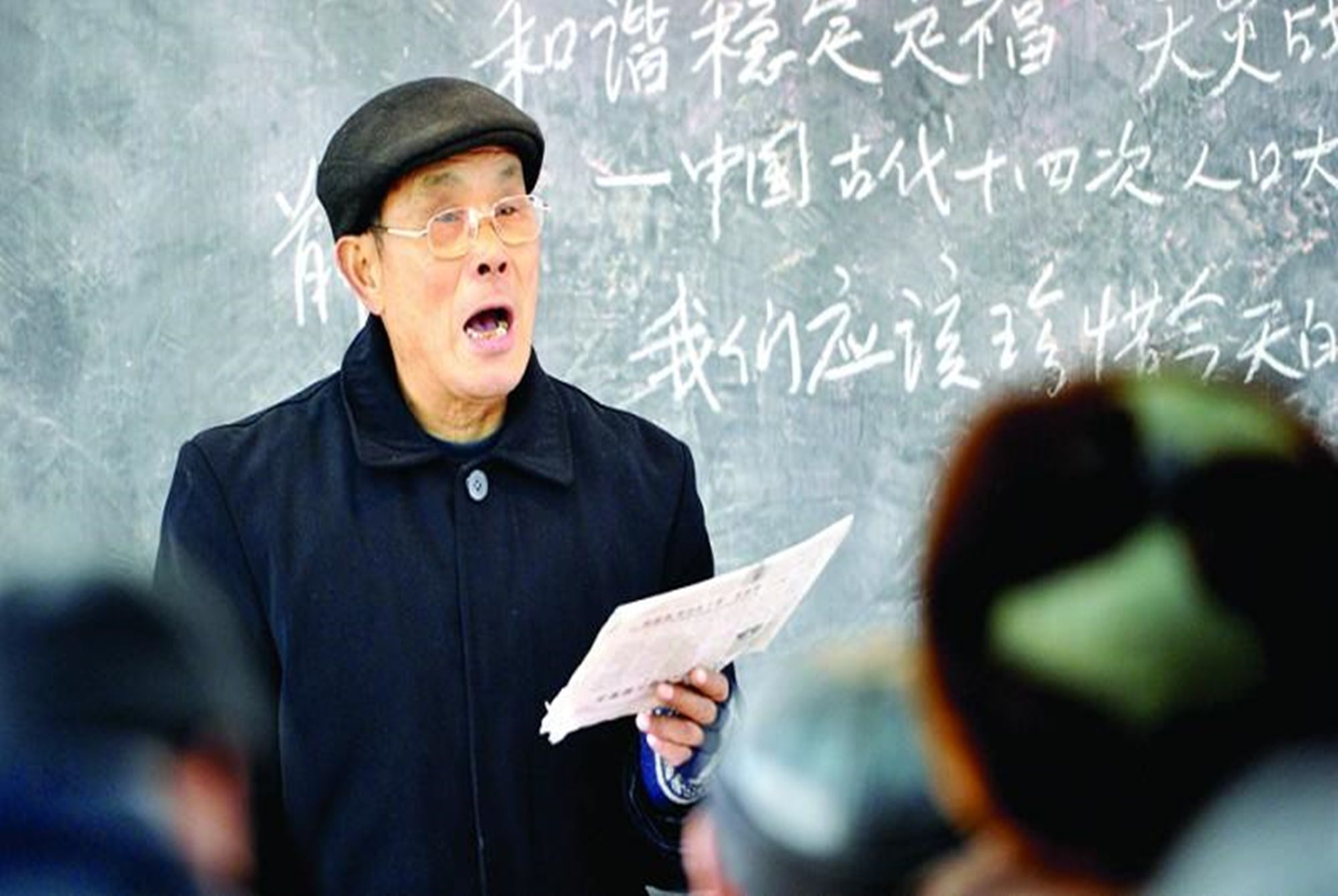 教师|中小学教师退休后待遇有多好，年轻教师看后：希望早日退休