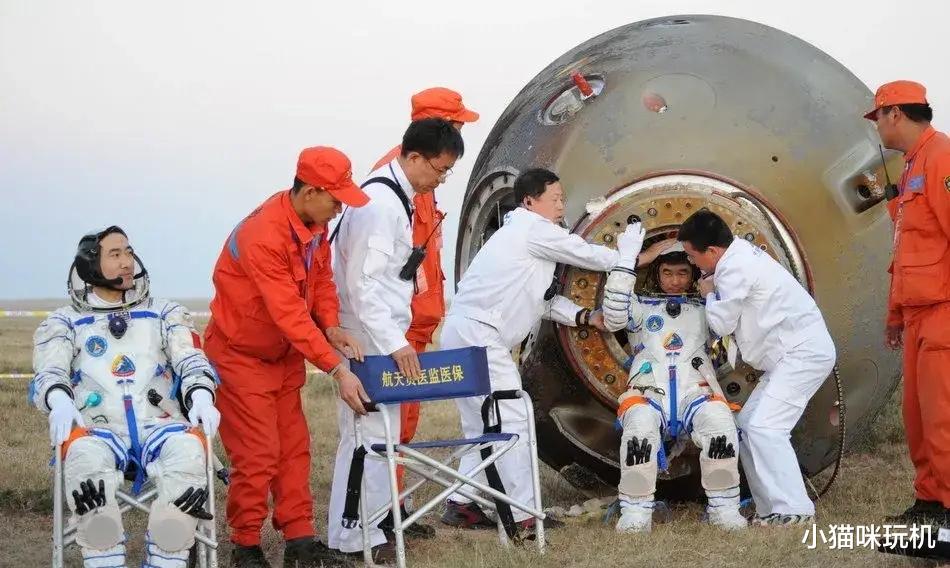太空 为什么我们的航天员出舱要抬着?
