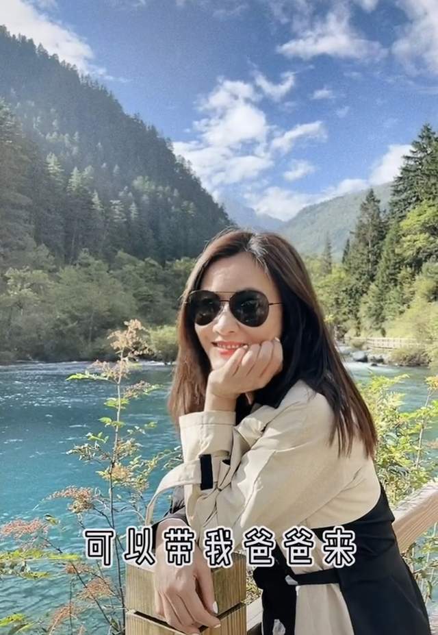 张文慈|50岁TVB女星露天商演，穿汉服热情伴舞，与周慧敏前任同框似隔代