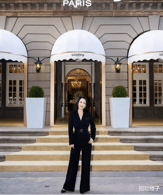 穿衣搭配|秦海璐气质越来越好了!穿V领黑色西装,镜头下皮肤看不见毛孔