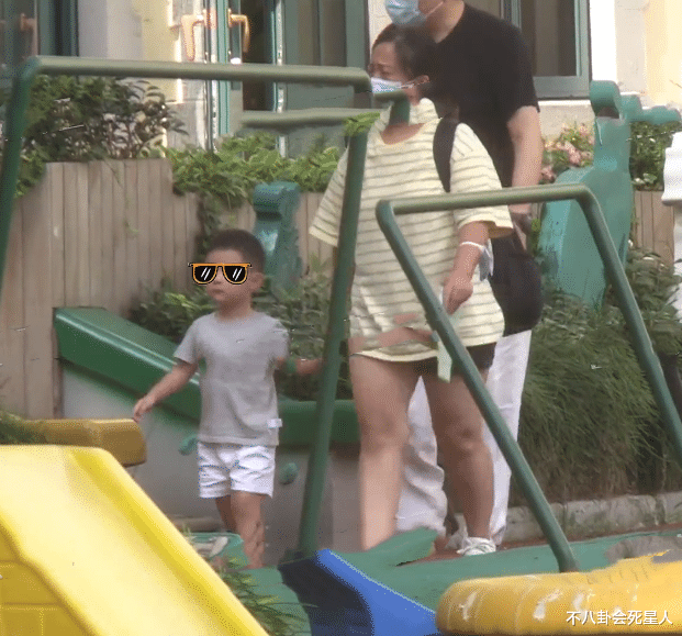 赵丽颖|赵丽颖带儿子出街，蹲下和孩子交流，结束后带儿子回冯绍峰家