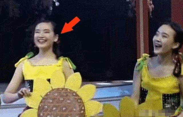 春晚|潘长江25年前的春晚，谁注意到他身边跳舞的丫头，如今红得一塌糊涂