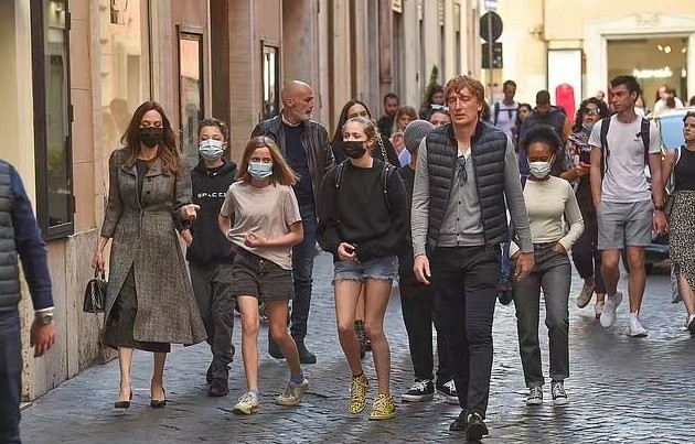 安吉丽娜·朱莉|朱莉带5个孩子漫步罗马！龙凤胎女儿冻得眉头紧蹙，双腿美过希洛