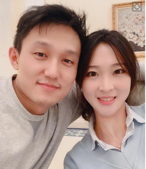 惠若琪|3口之家！惠若琪和老公，抱女儿拍照！30岁女排前队长，美丽幸福
