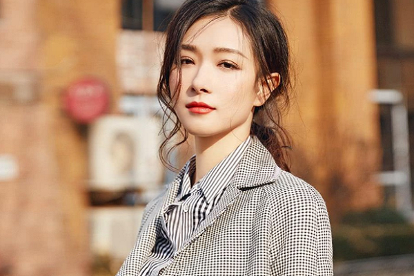 道恩·强森|39岁万茜出演白流苏，旗袍装魅力十足，网友：已经迫不及待了