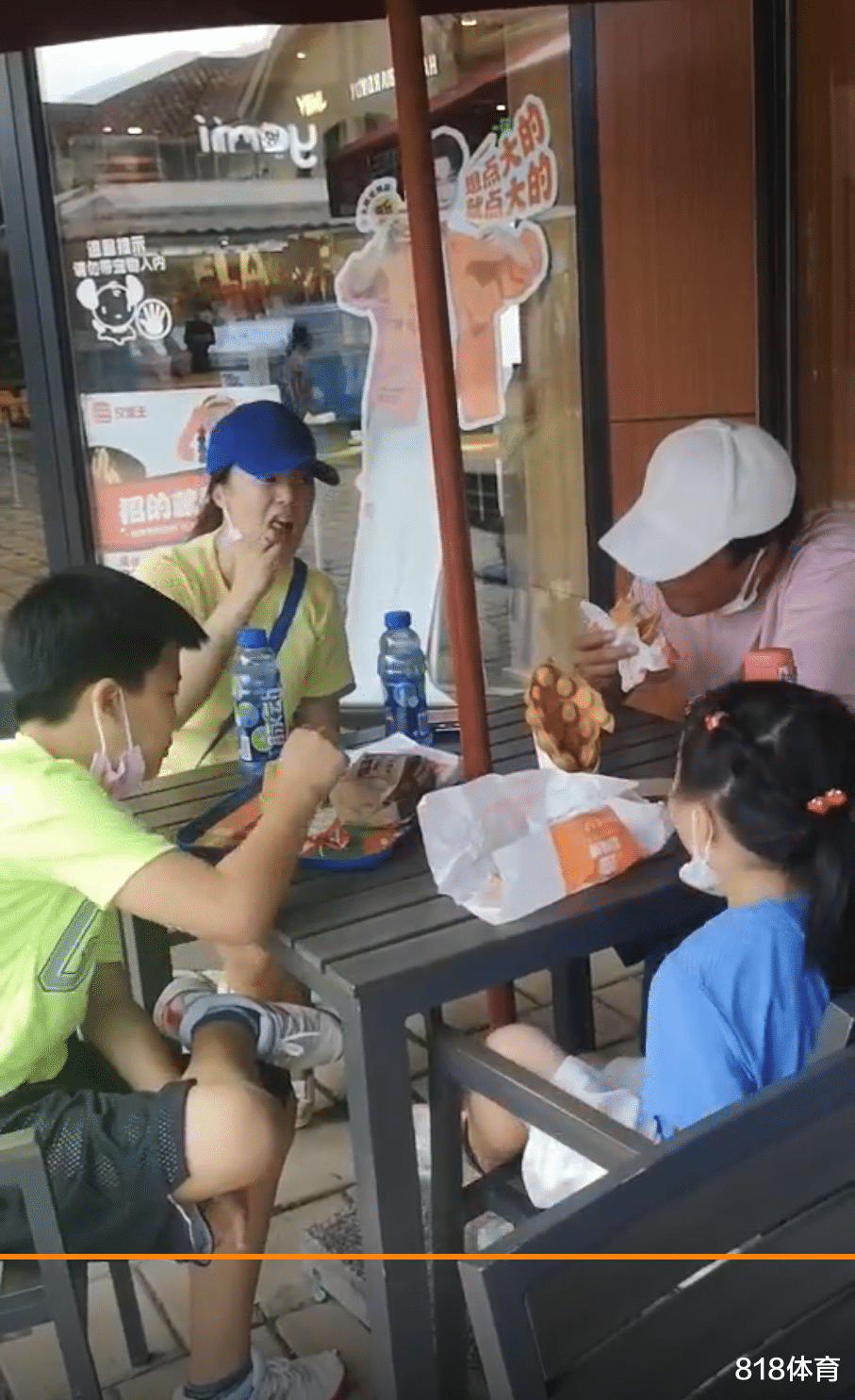 王楠|实在! 王楠一家周末聚餐吃汉堡王, 老公身家10亿, 教育子女吃苦流汗