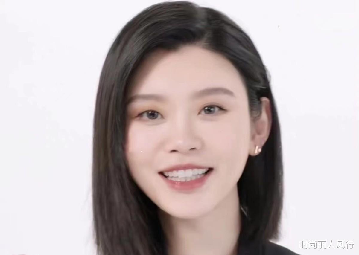 时尚丽人风行 奚梦瑶生了！不久前还挺大肚开工，穿宽松马甲藏孕肚超模范十足