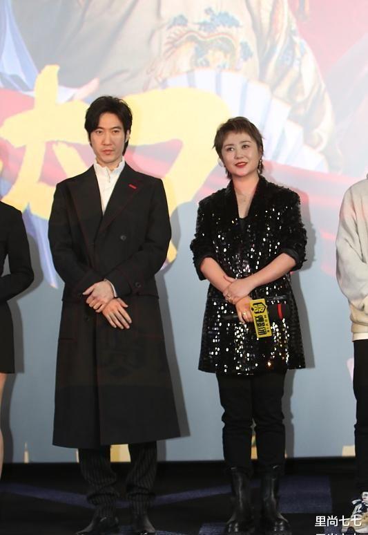 马丽|马丽夫妇罕见合体，她换新发型彻底变大妈，小11岁丈夫撞脸任贤齐