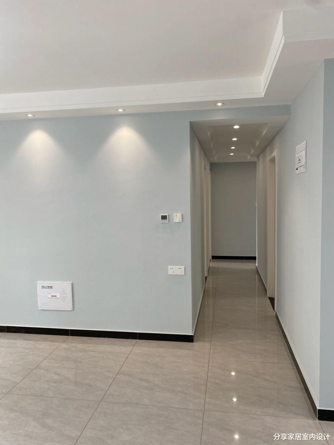 辛苦四个月硬装完工，墙面刷蓝灰色效果真漂亮，让人看了都羡慕！