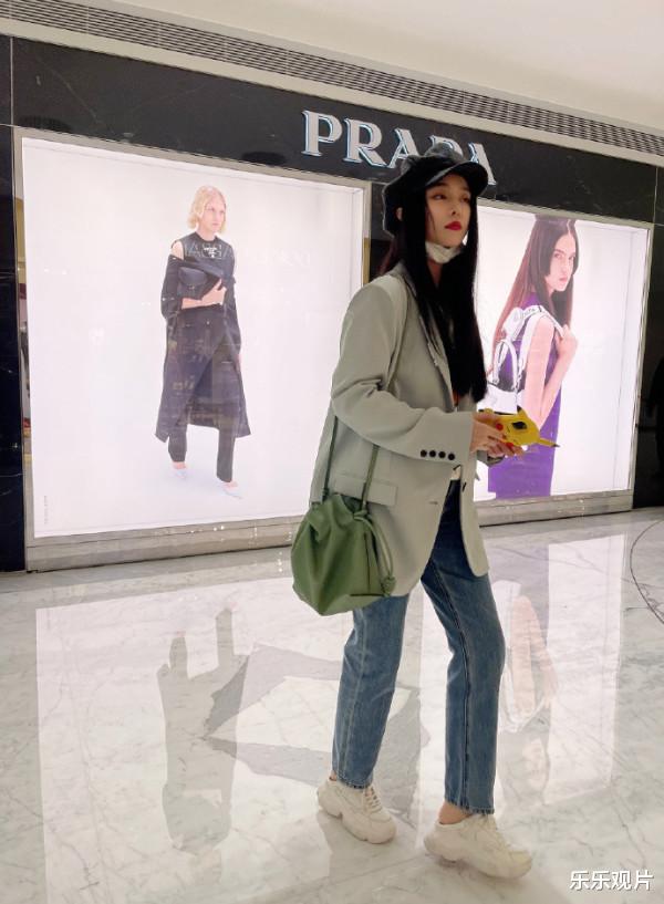 范冰冰|范冰冰新年瘦了一圈,疑似为重返做准备,逛商场时尚范很足