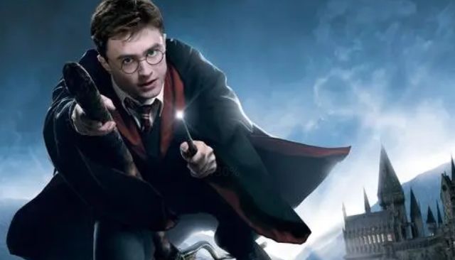 J.K.罗琳|哈利波特：主角团重聚霍格沃茨，魔法铁三角亮相，可惜罗琳被除名