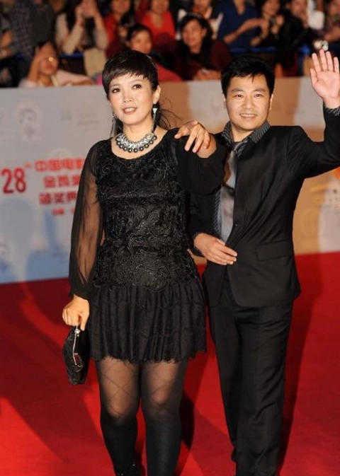 咖啡 61岁吕丽萍真敢“扮嫩”,穿黑短裙配黑丝袜,齐刘海马尾真年轻