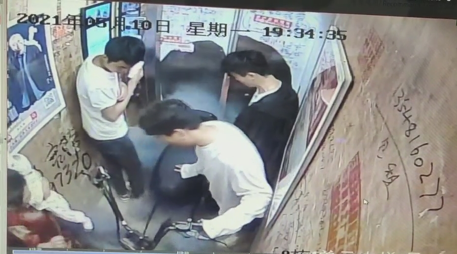 主人公 成都一电动车电梯内突然闪爆致6人被烧伤：包括一名婴儿