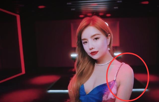 安崎|安崎穿吊带拍广告，抬手时看清“腋窝”，这是对全网女生的尊重